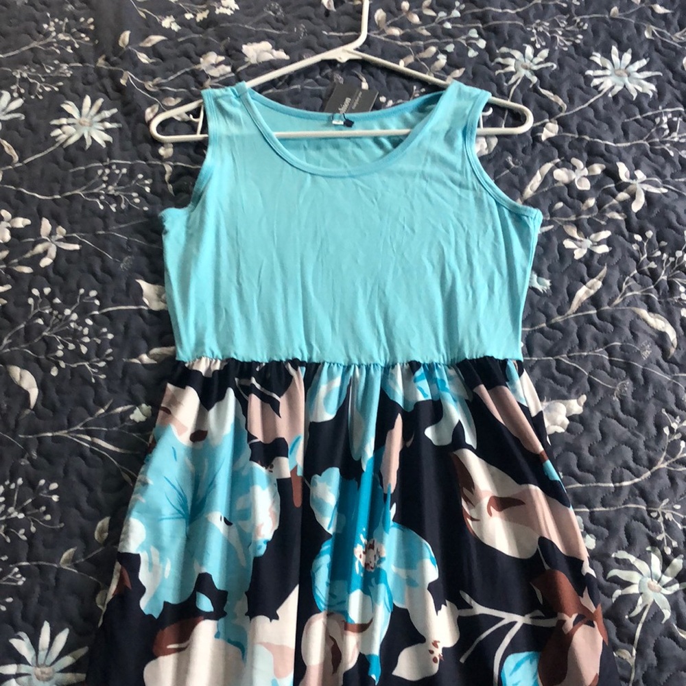 NWOT women’s blue floral maxi dress. Small